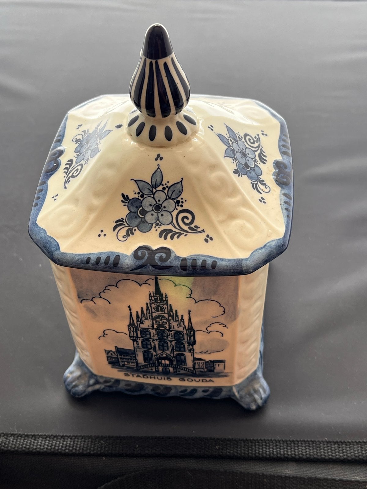 Delfts Blauw Gouda Stadhuis en Molen Bij Haastrecht Pot, Ophalen