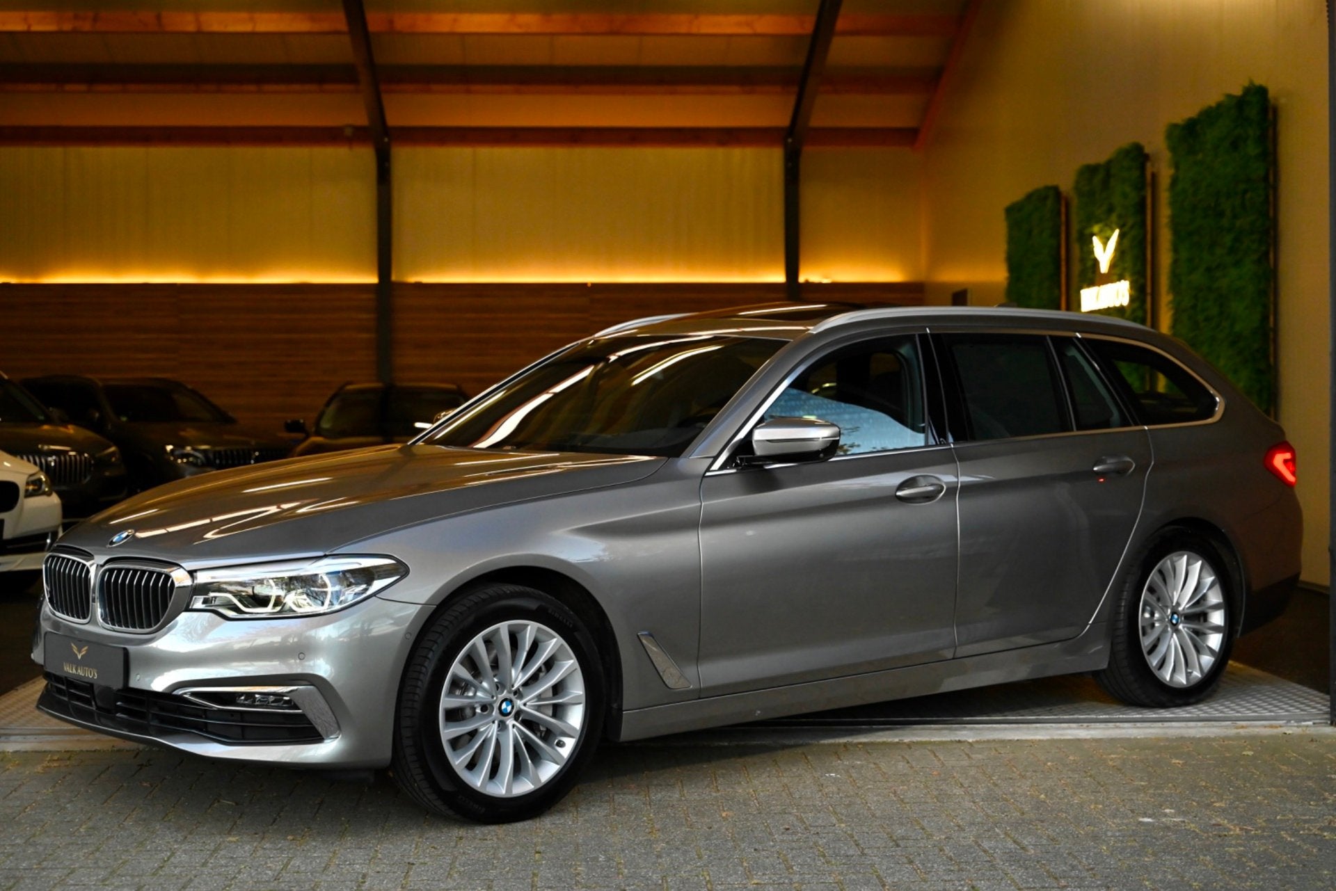 BMW 5-serie Touring 530i Luxury Line Individual - Bowers & W, Automaat, 1998 cc, Achterwielaandrijving, Gebruikt
