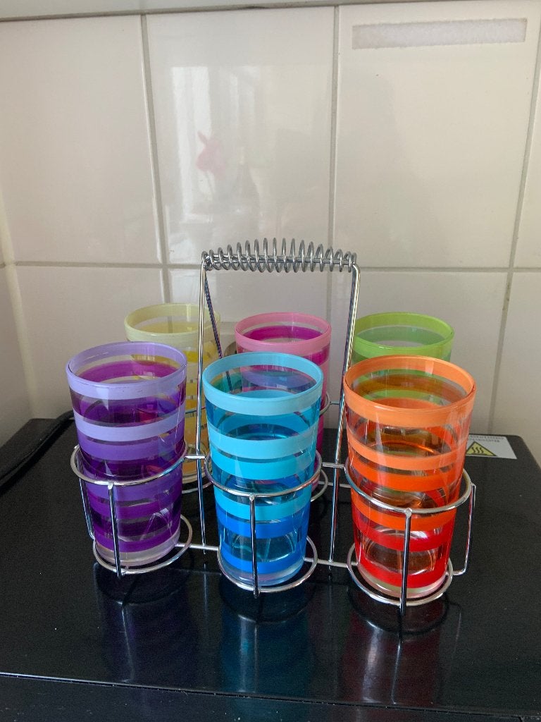 Gekleurde glazen met standaard voor €8, Verzamelen, Glas en Borrelglaasjes, Ophalen, Nieuw, Frisdrankglas