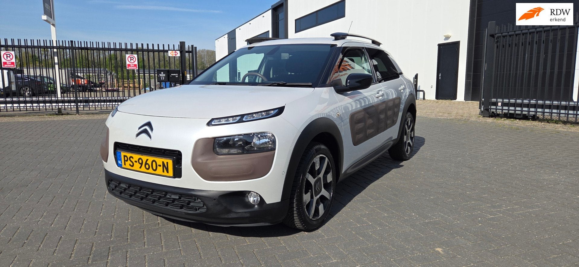 Citroen C4 Cactus 1.2 PureTech Shine, Voorwielaandrijving, Euro 5, Stof, Gebruikt