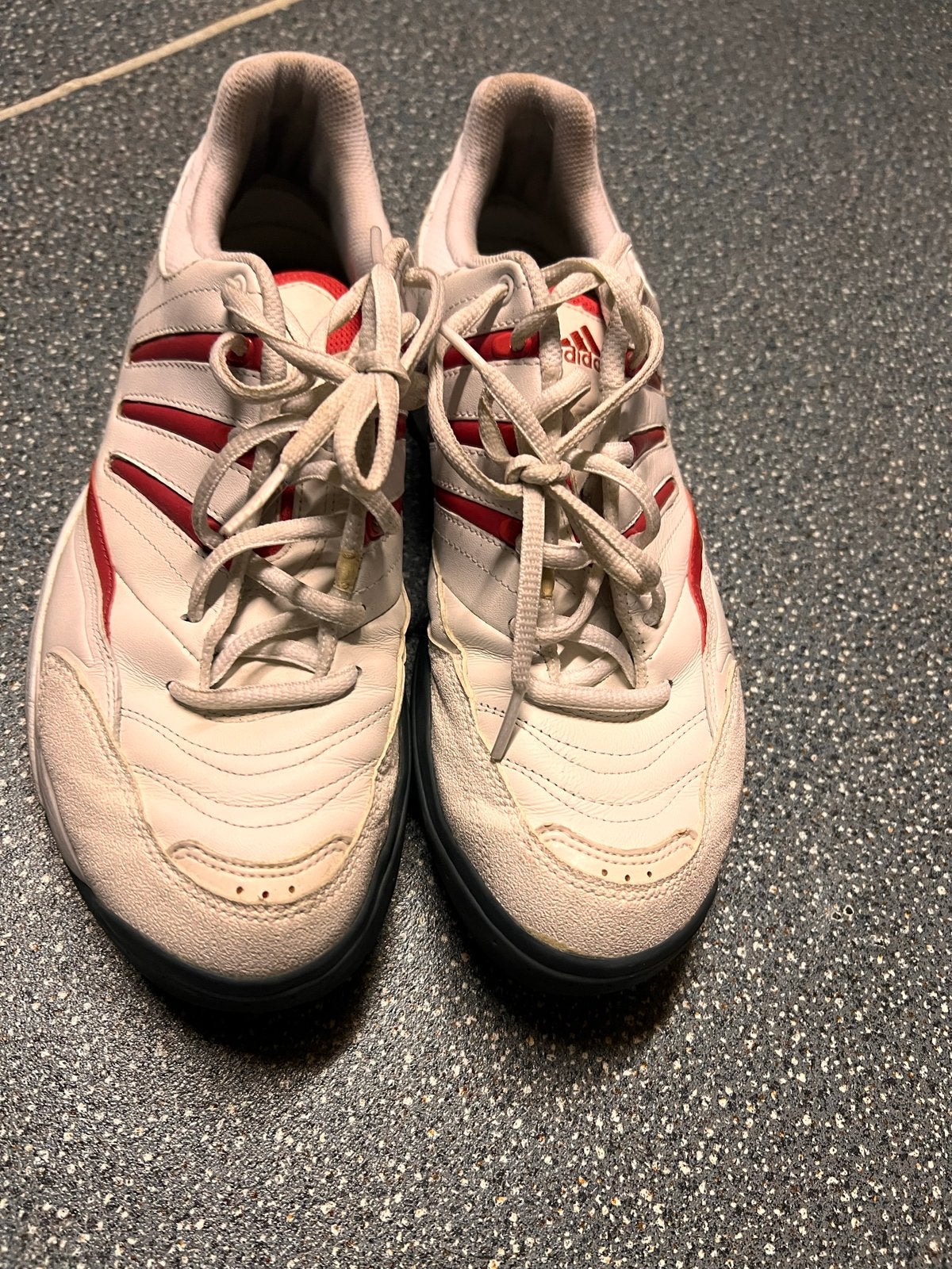 Adidas zaal/sport schoenen - Zo goed als nieuw, Kleding | Heren, Schoenen, Ophalen of Verzenden, Zo goed als nieuw, Wit, Sportschoenen