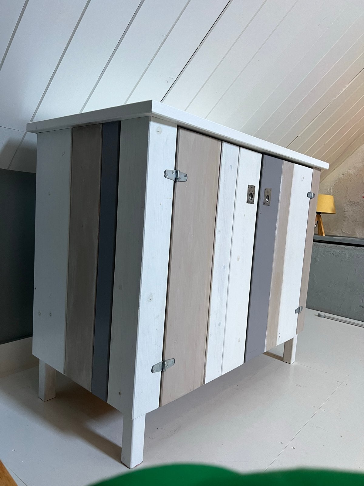 Unieke handgemaakte kast met streepdesign, Ophalen, Gebruikt