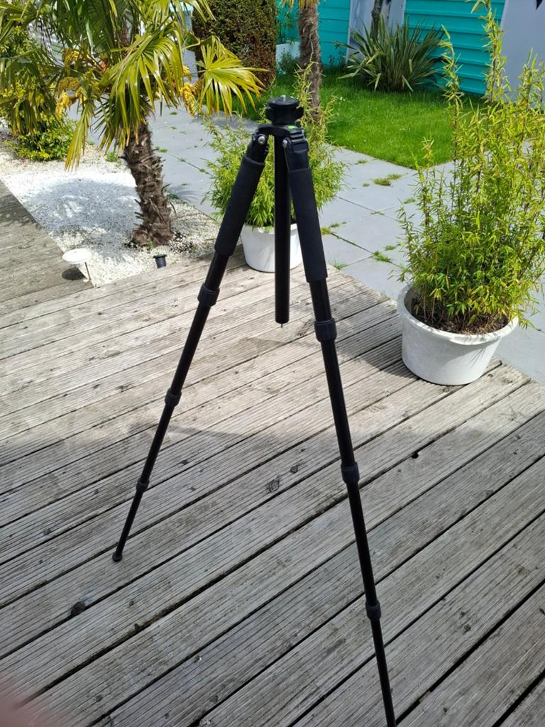 Stevig driepoot statief met waterpas, Audio, Tv en Foto, Fotografie | Statieven en Balhoofden, Ophalen of Verzenden, Gebruikt