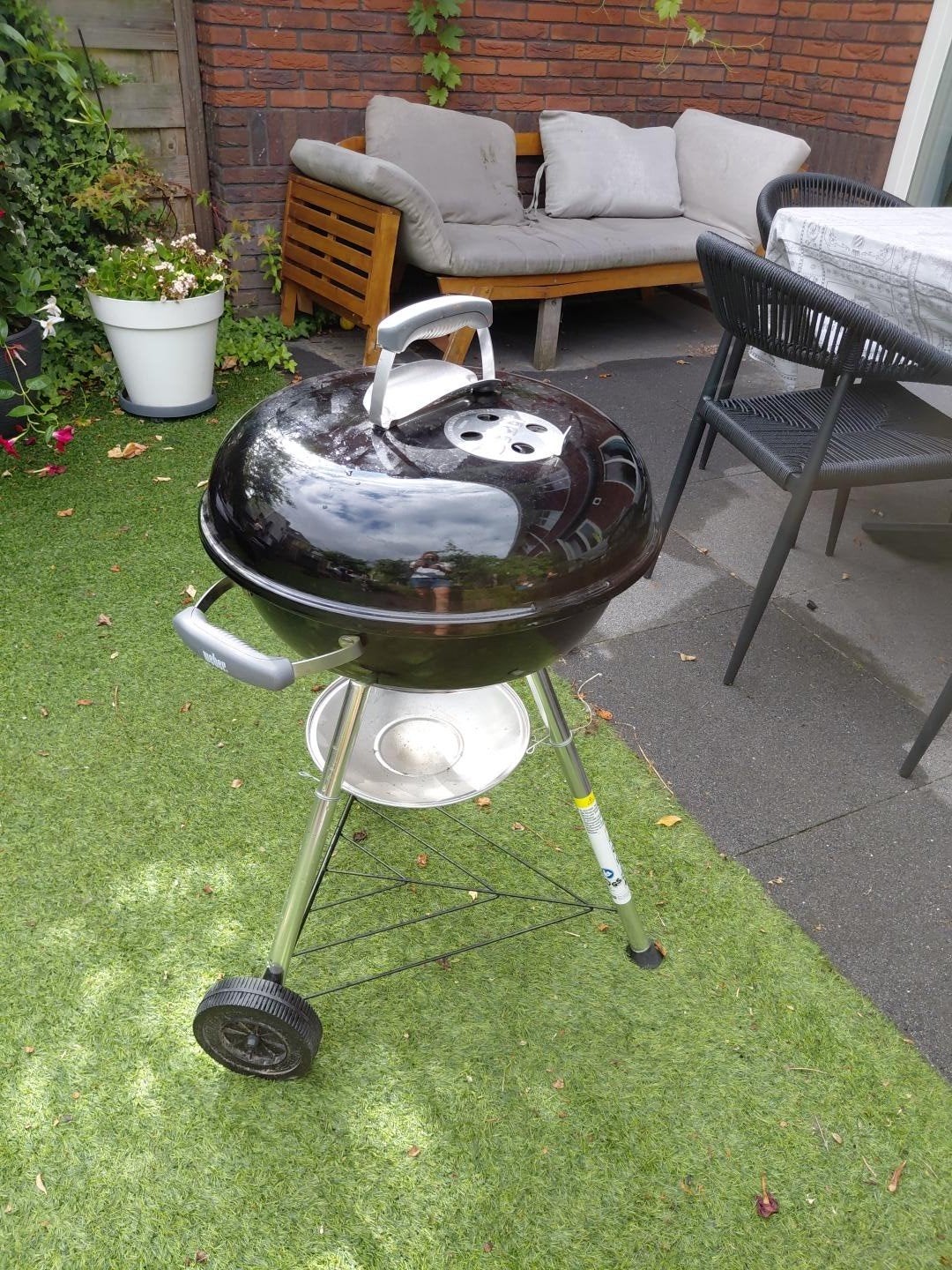 Weber Kettle houtskoolbarbecue 57 cm + hoes, Ophalen, Zo goed als nieuw, Weber, Met accessoires