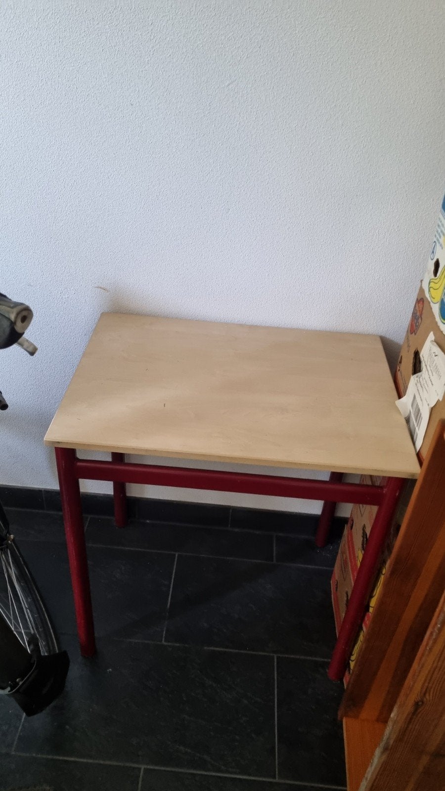 Compact bureau met rood metalen onderstel, Gebruikt, Hout, Kinderbureau, Ophalen of Verzenden