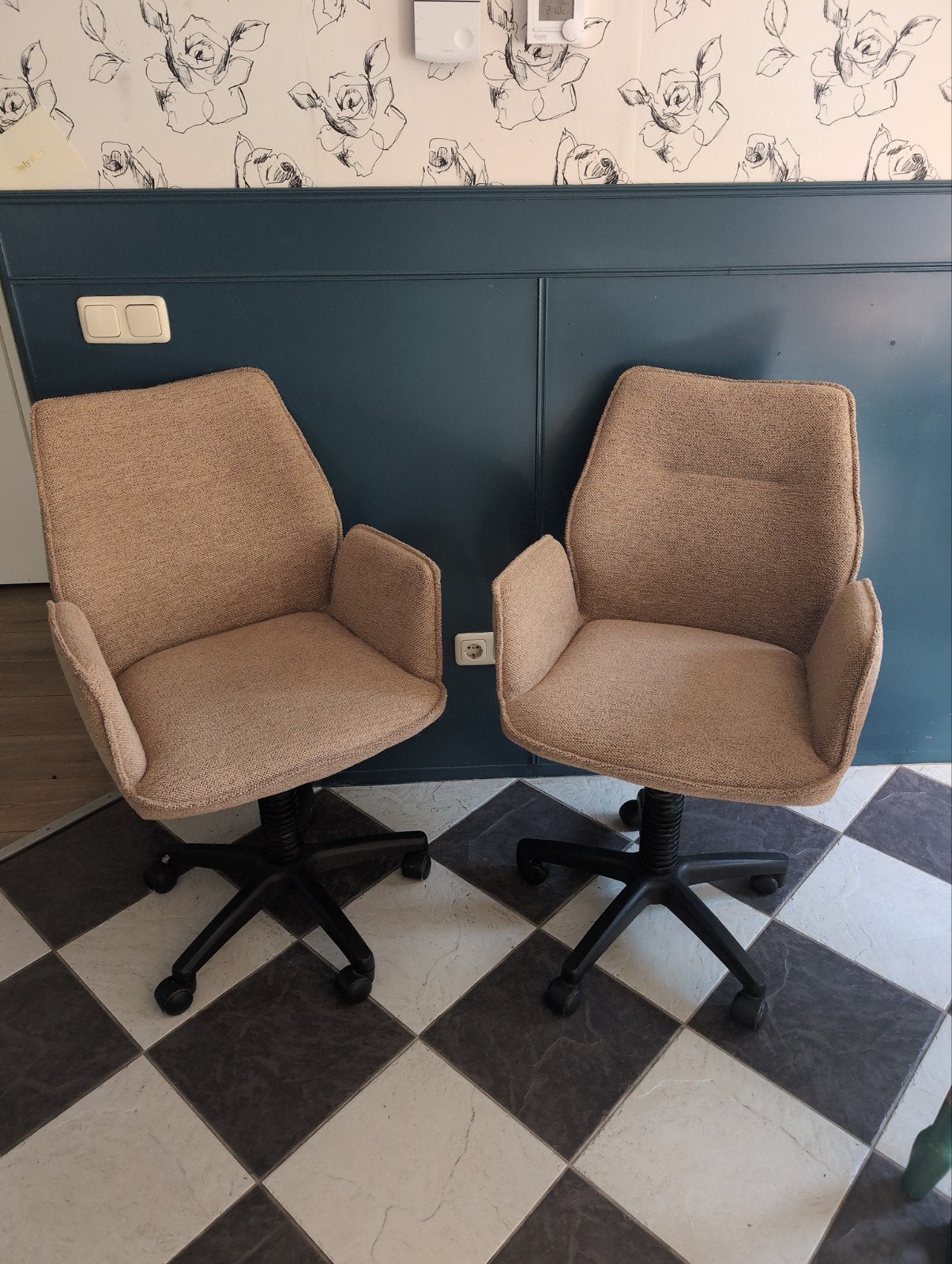 2 Beige eetkamerstoelen op wieltjes/ bureaustoel, Ophalen, Gebruikt, Overige kleuren, Twee