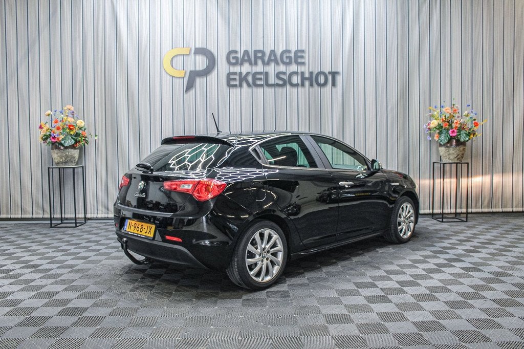 Alfa Romeo Giulietta 1.4 T Distinctive|Trekhaak|Airco|Cruise, Auto's, Alfa Romeo, Voorwielaandrijving, Euro 5, Gebruikt, Zwart
