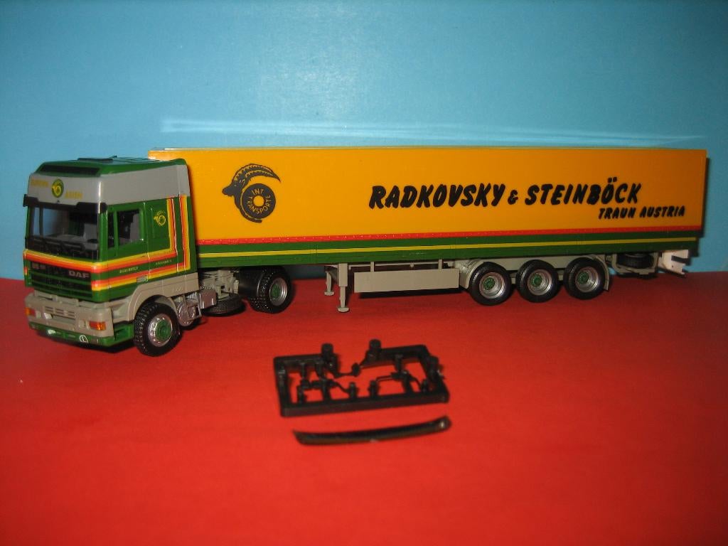 Radkovsky  Austria  DAF 95  met oplegger  AWM, Hobby en Vrije tijd, Modelauto's | 1:87, Ophalen of Verzenden, Zo goed als nieuw