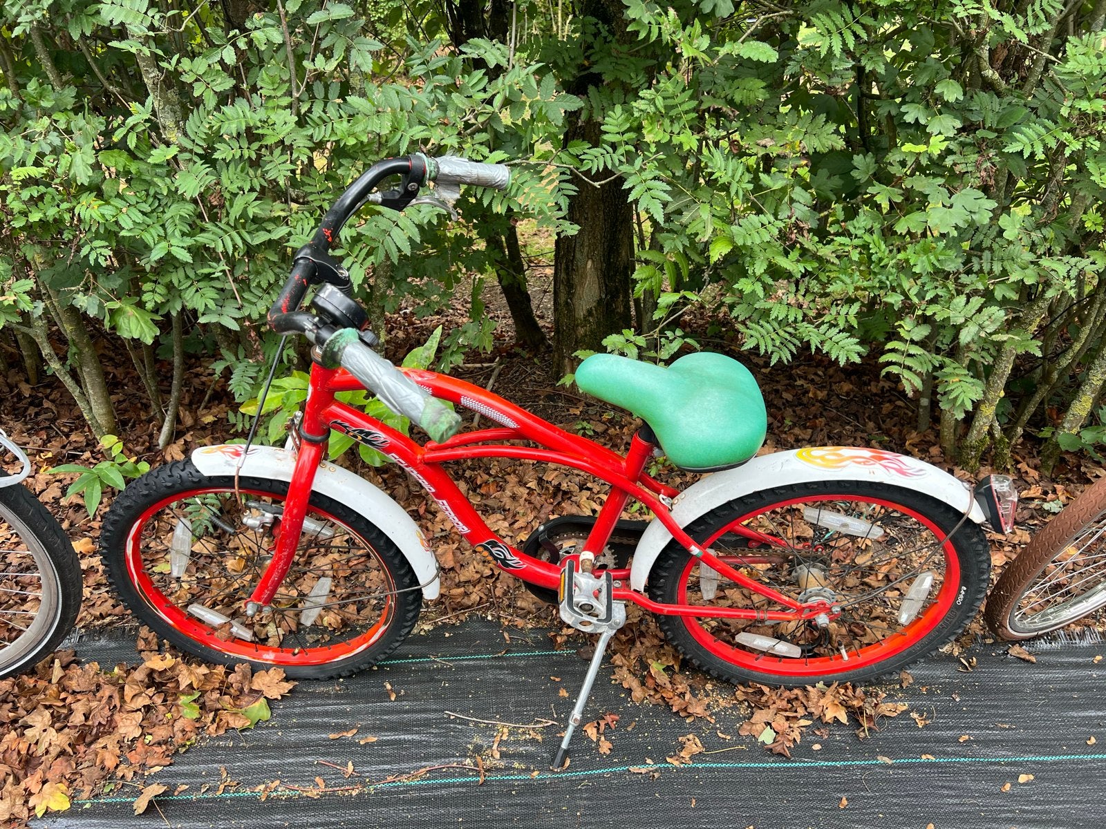 Kinderfiets opknapper met Scuderia Ferrari stickers, Fietsen en Brommers, Ophalen, Gebruikt, Terugtraprem, 16 tot 20 inch