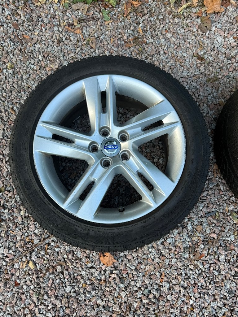 4x originele Volvo v60 winter banden 235/45 R17 met velgen, Ophalen, Gebruikt, Banden en Velgen, 17 inch