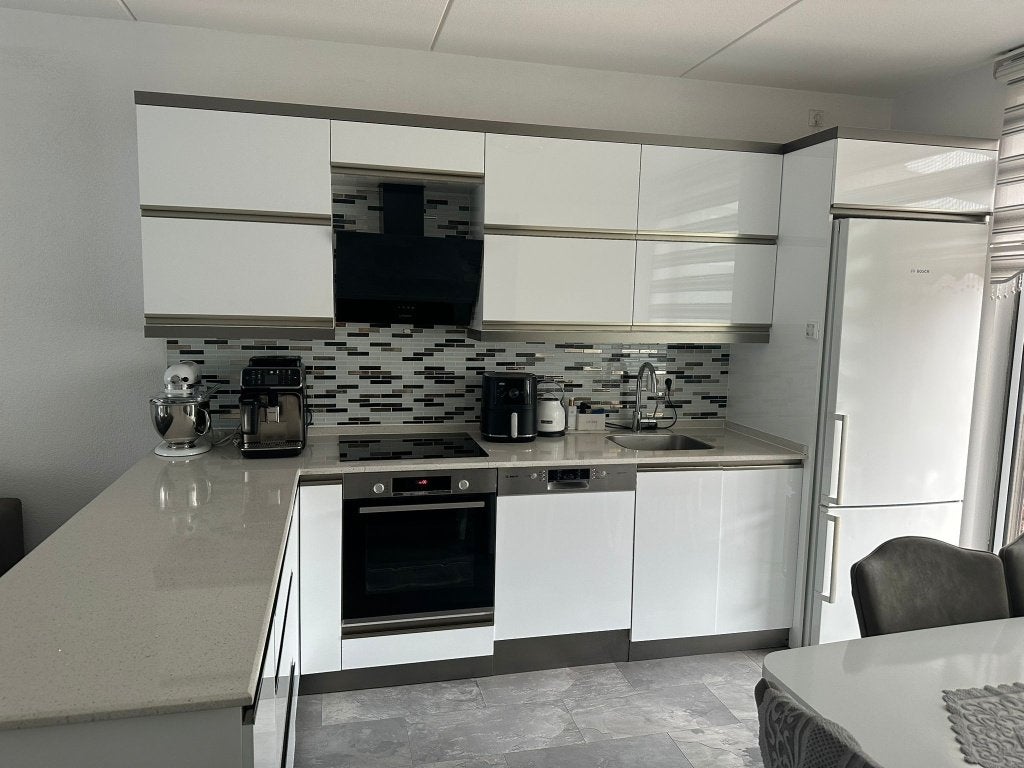 Keuken compleet set - inclusief Bosch apparatuur, Huis en Inrichting, Keuken | Complete keukens, Ophalen, Wit, Hoekkeuken, Graniet of Steen
