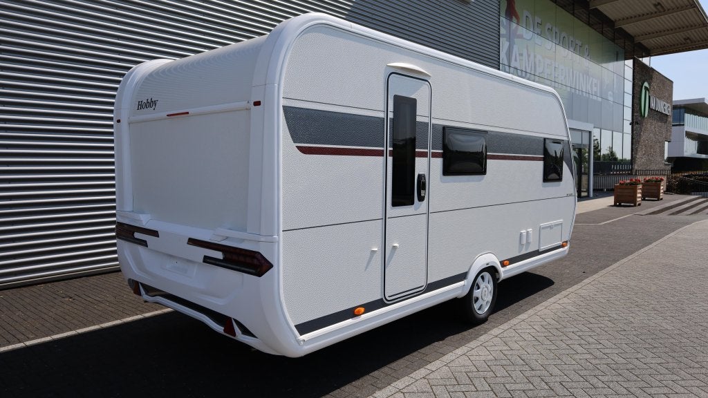 Hobby De Luxe 490 KMF NIEUW 2027 NIEUW, Caravans en Kamperen, Schokbreker, Dwarsbed, Hobby, Bedrijf