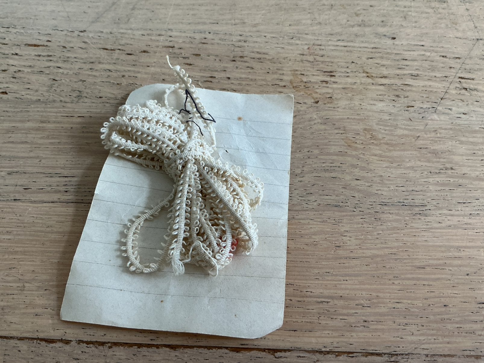 Klederdracht. Z.g. Muizetandje voor onderkant muts oorijzer, Ophalen of Verzenden