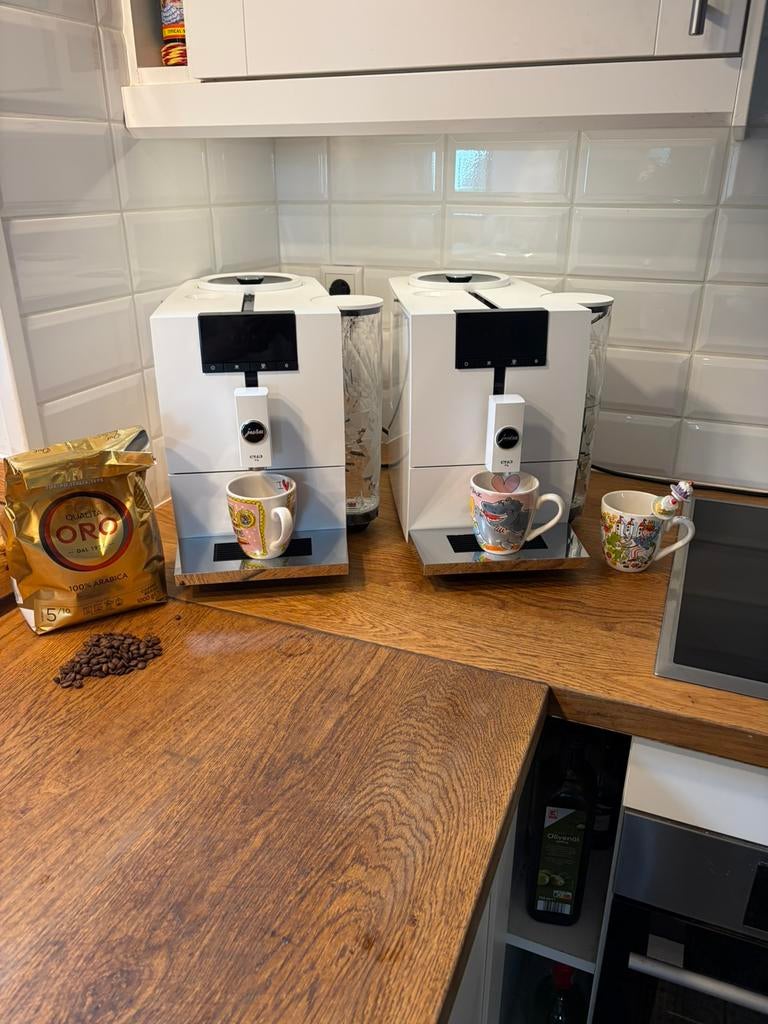 Zeer mooie Jura Ena 4 white Met beurt en nieuwe Maalschijven, Witgoed en Apparatuur, Koffiezetapparaten, Zo goed als nieuw, Koffiemachine