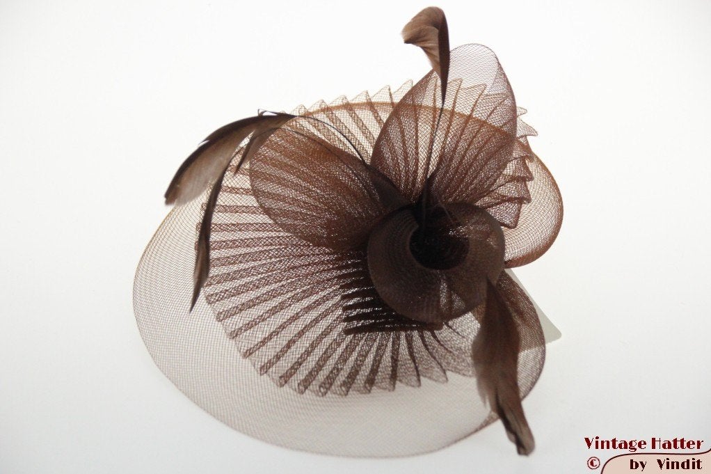 Disc Fascinator wijd bruin met veren nieuw one size fits all, Ophalen of Verzenden, Nieuw, One size fits all, Hoed