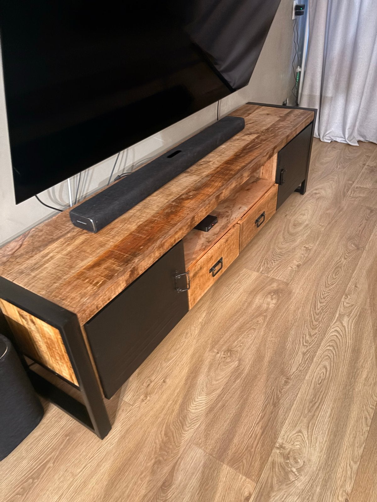 Industriële TV-kast van mangohout en metaal, Ophalen, 150 tot 200 cm, Zo goed als nieuw, Minder dan 100 cm