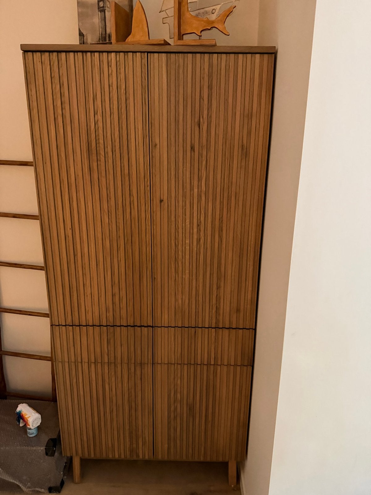 Houten kast met lattenstructuur, Huis en Inrichting, Kasten | Kledingkasten, Zo goed als nieuw, 150 tot 200 cm, 50 tot 100 cm