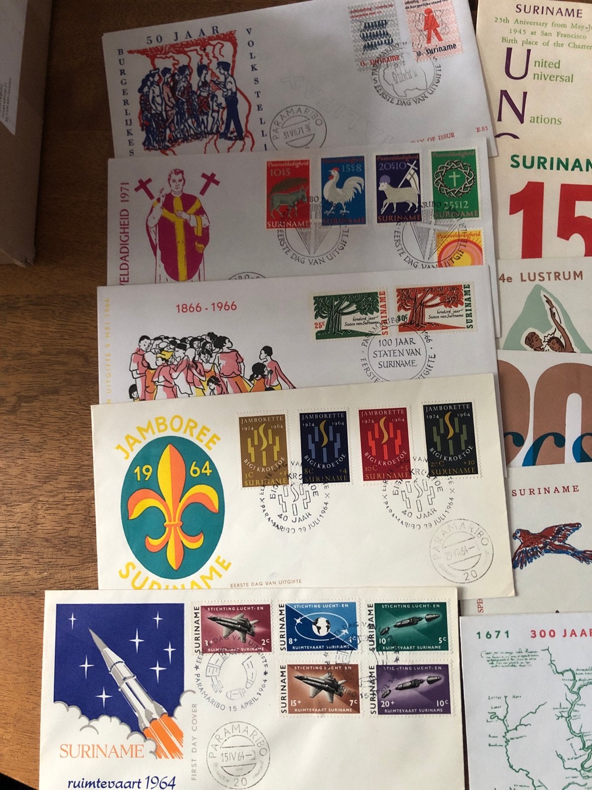 Honderden Eerste Dag Enveloppen Suriname Jaren '60 & '70, Ophalen of Verzenden, Onbeschreven, Nederland