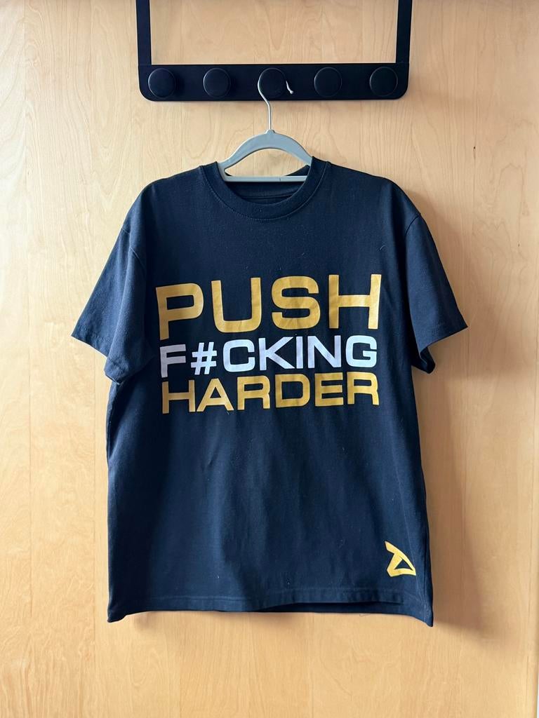 Dedicated T-shirt “Push F#cking Harder” maat M, Maat 48/50 (M), Zwart, Ophalen of Verzenden, Voetbal