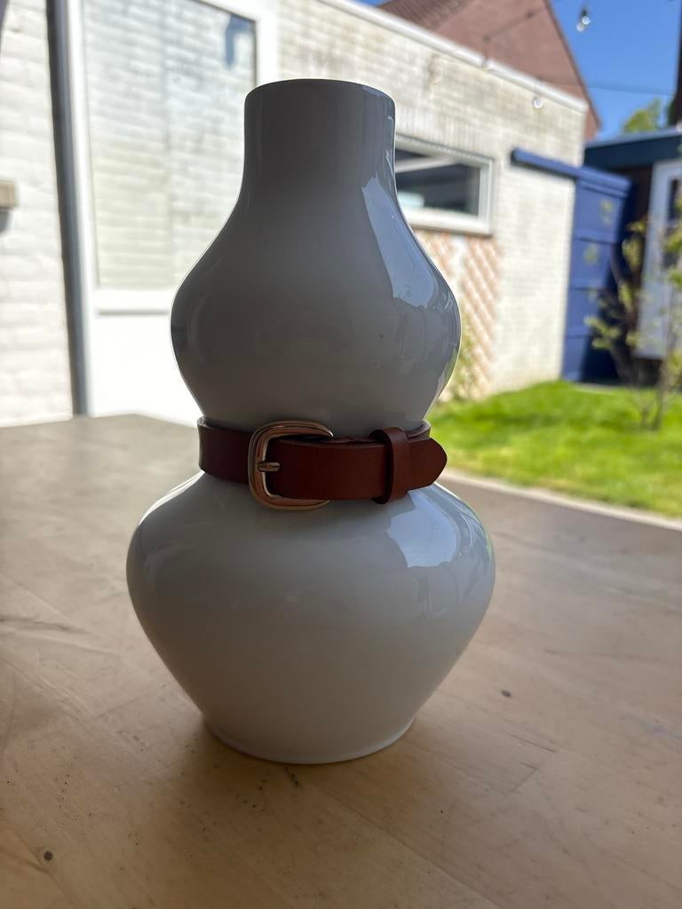 Vintage witte vaas met leren riem - Uniek design - Design, Huis en Inrichting, Woonaccessoires | Vazen, 50 tot 75 cm, Wit, Aardewerk of Porselein