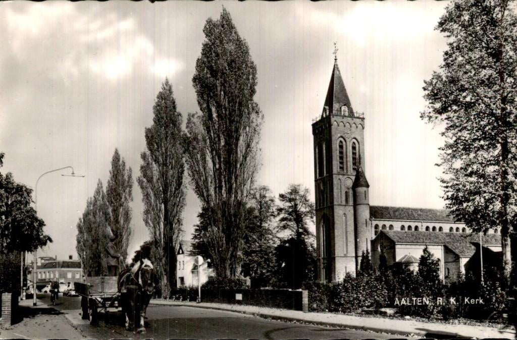 Aalten - R.K. Kerk - Gezicht, Verzamelen, Ansichtkaarten | Nederland, Gelopen, Gelderland, 1960 tot 1980, Ophalen of Verzenden