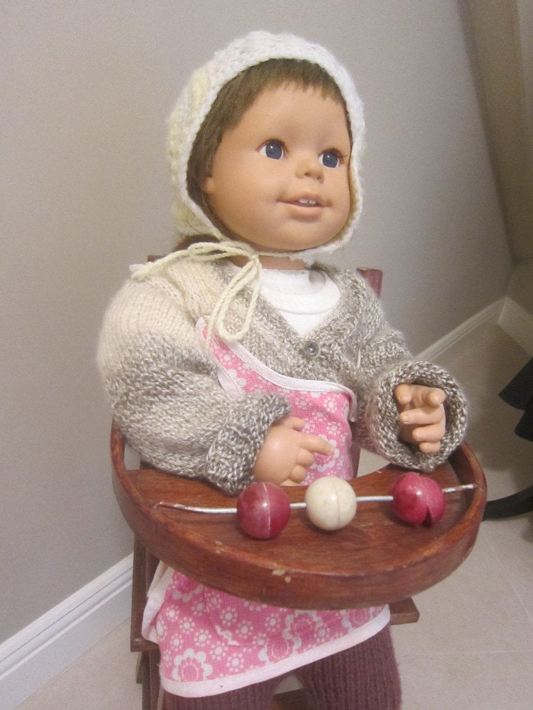 ouderwetse baby peuter pop met houten poppenstoel, Kinderen en Baby's, Ophalen of Verzenden, Zo goed als nieuw, Babypop