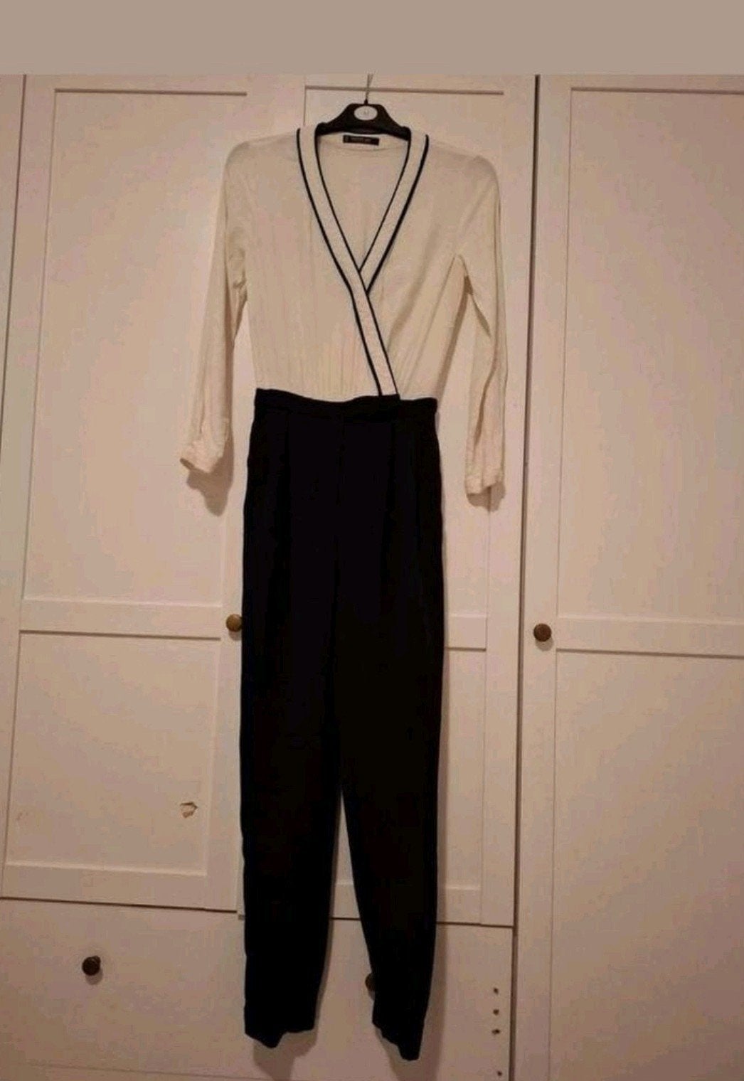 Mango Basics zwart-witte jumpsuit met overslaghals – maat XS, Mango, Zwart, Ophalen of Verzenden, Zo goed als nieuw