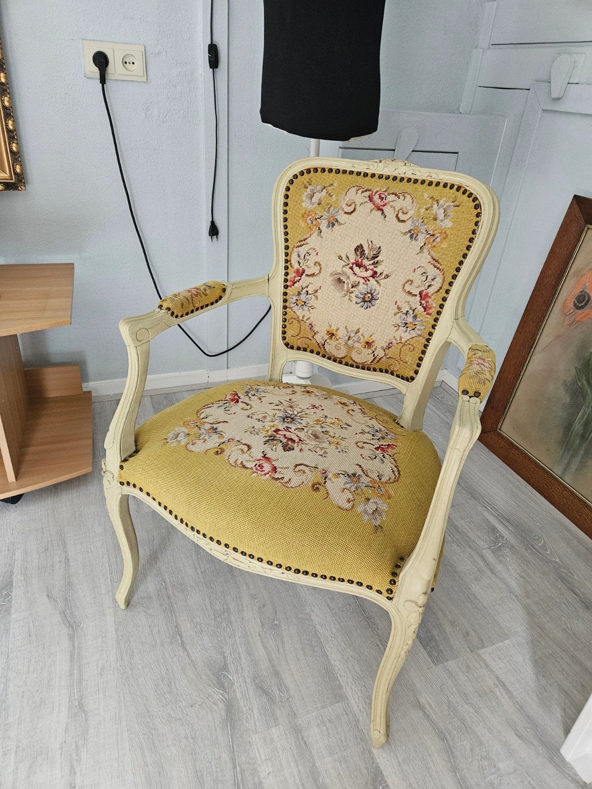 Antieke fauteuil met geborduurd bloemenpatroon, Ophalen