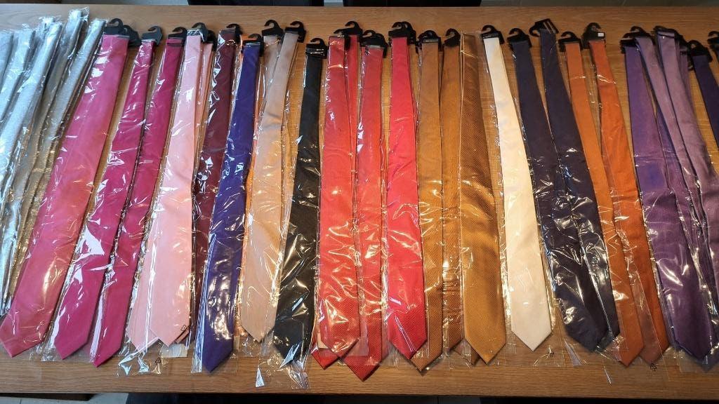 Stropdassen  kleding 50 stuks ongeveer, Ophalen of Verzenden, Nieuw, Overige kleuren, Effen