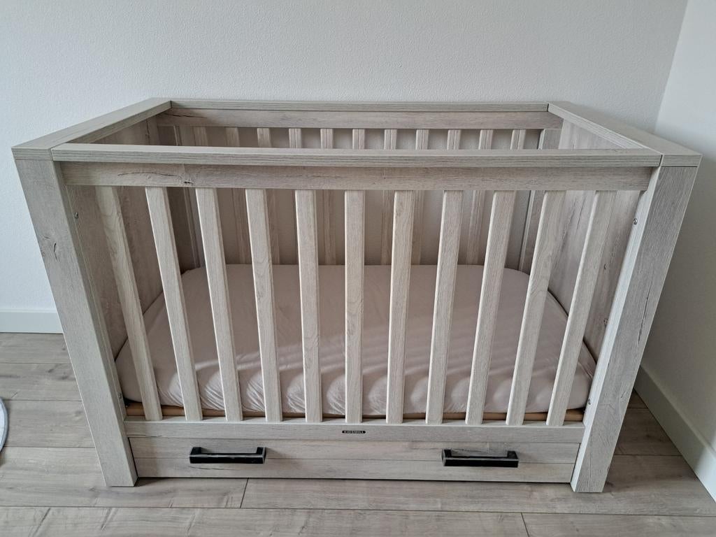Ledikant kidsmill fjord/sem nautic Grey 60x120, Huis en Inrichting, Slaapkamer | Matrassen en Bedbodems, Zo goed als nieuw, 70 cm of minder