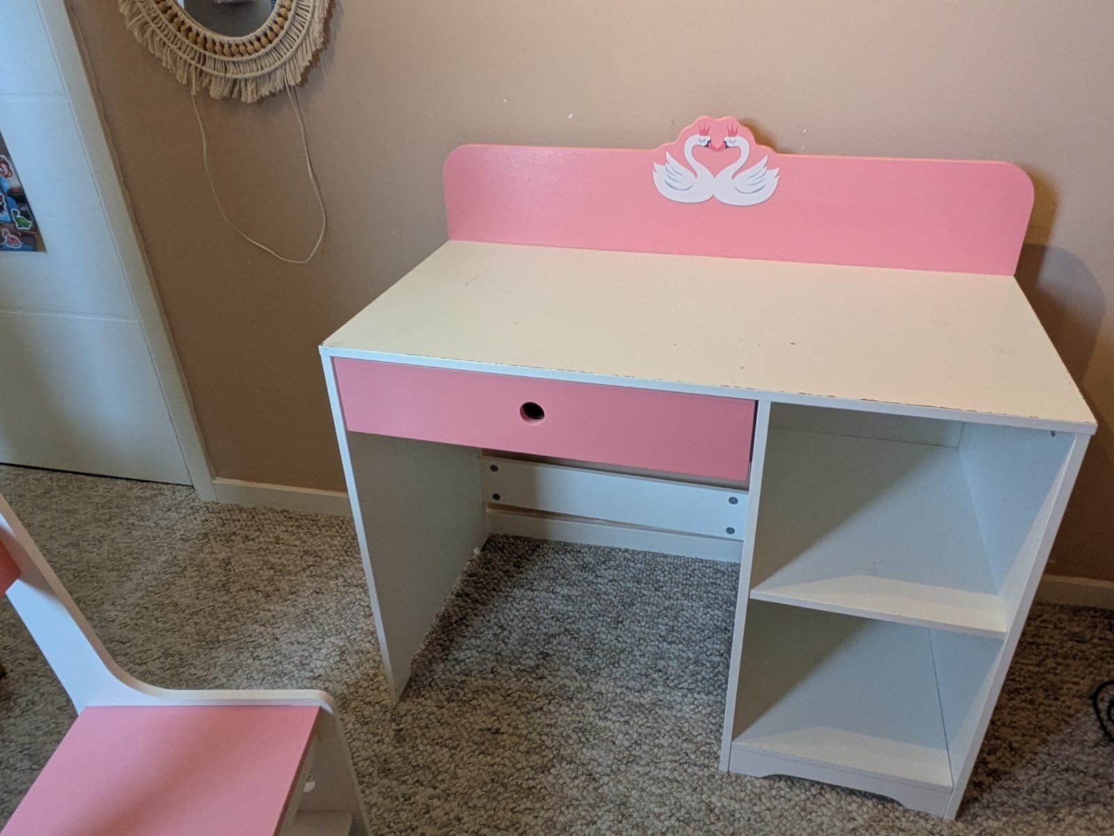Kinderbureau met stoel - Roze zwanen design, Ophalen of Verzenden, Gebruikt, Tafel(s) en Stoel(en)