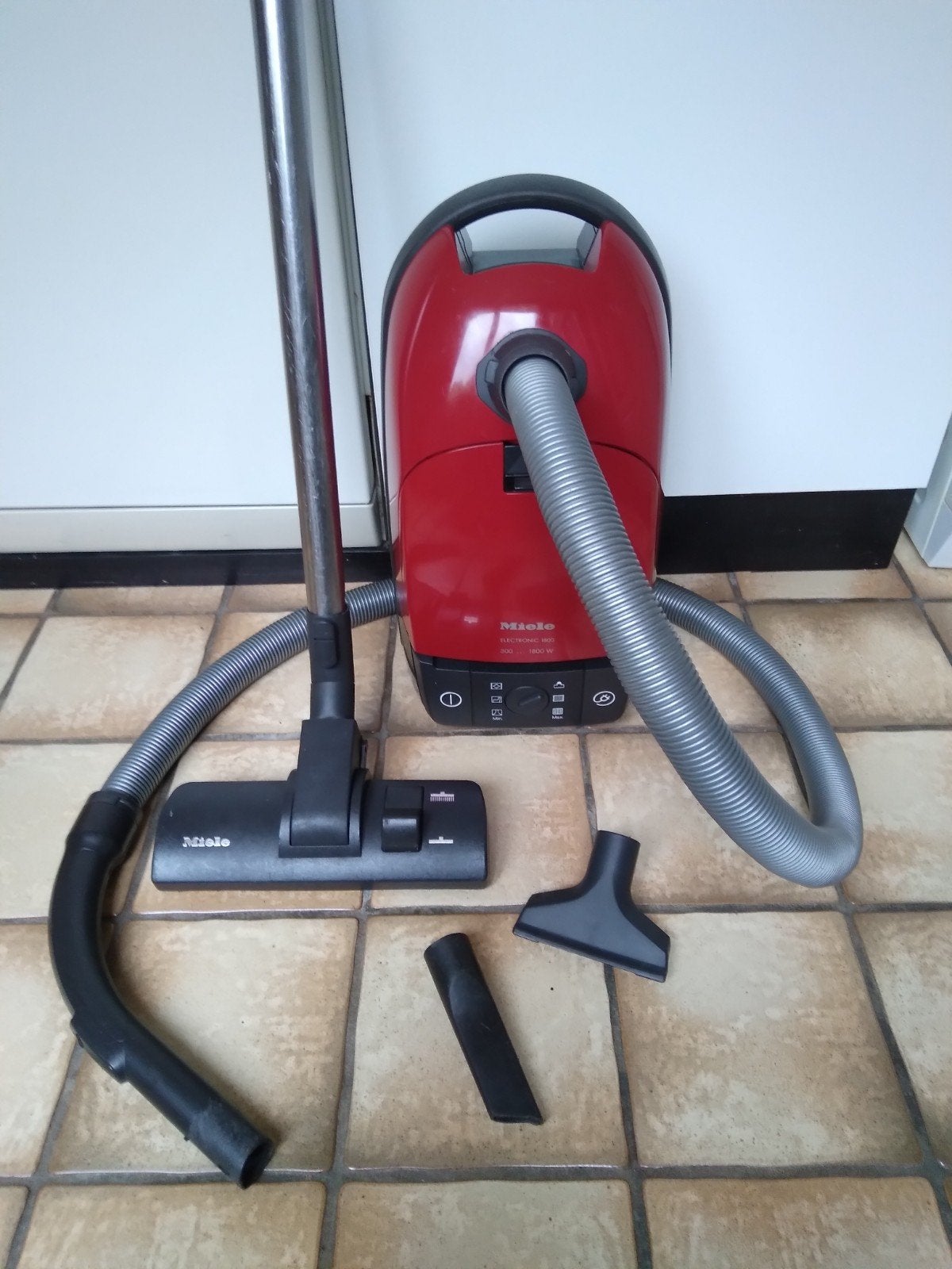 Miele Electronic S 8  300>>>>2000 watt, Gebruikt, Geschikt voor harde vloeren, 1600 tot 2000 watt, Sledestofzuiger