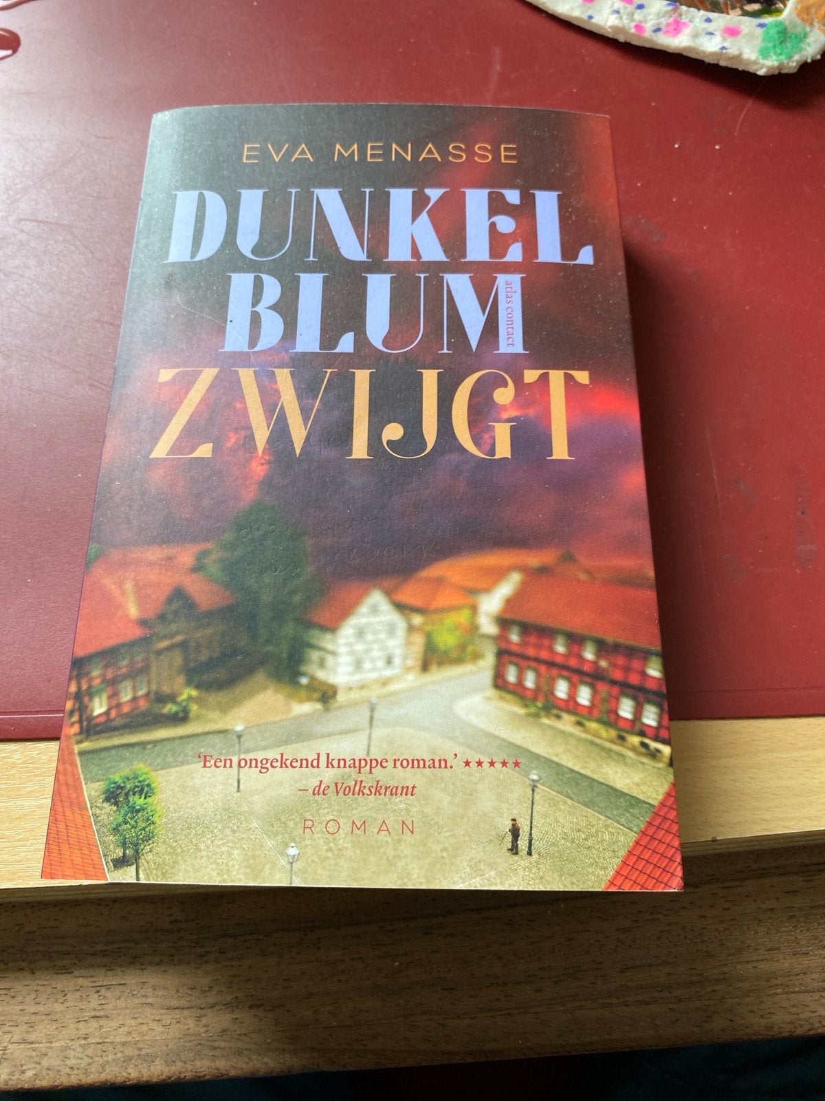 Dunkelblum Zwijgt - Eva Menasse (Roman), Ophalen of Verzenden, Gelezen, Europa overig