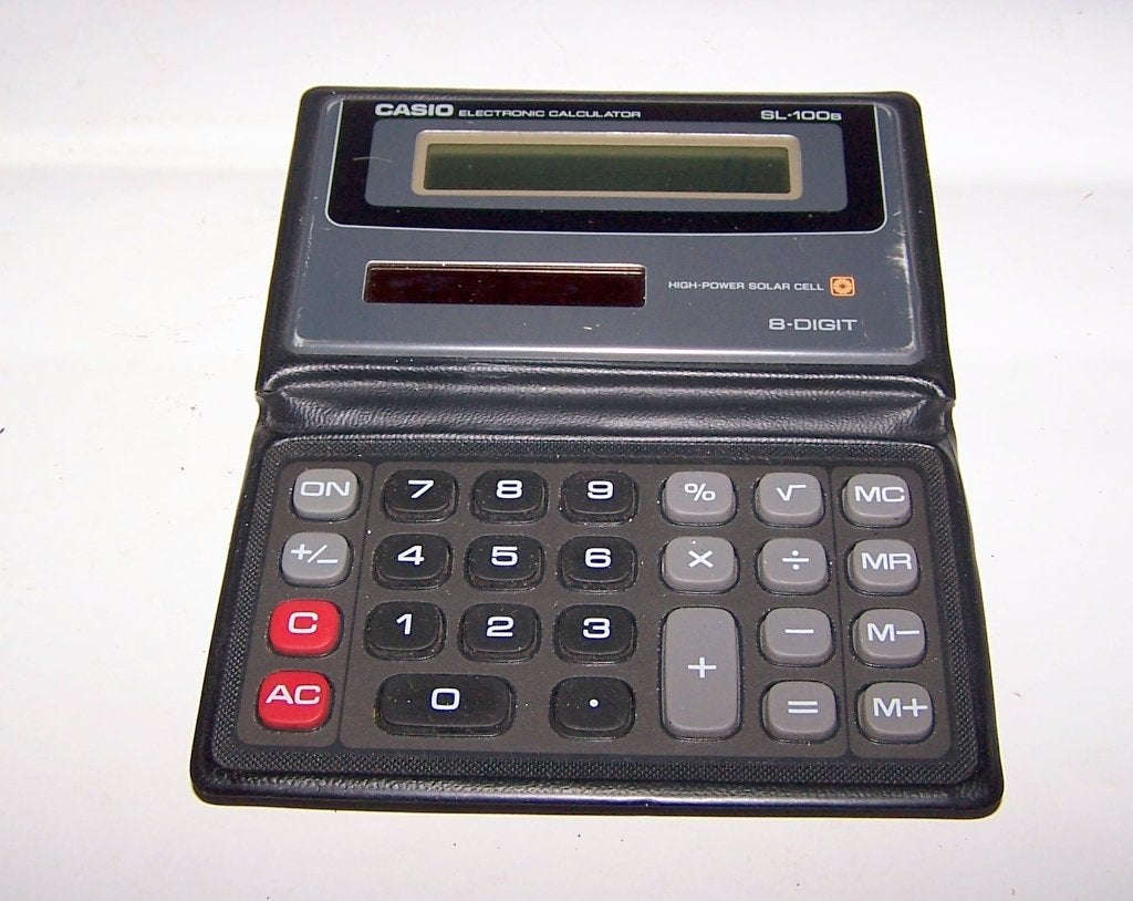 Casio SL-100B. Vintage 8 digit rekenmachine in etui. Izgs., Verzamelen, Elektronische Apparatuur, Ophalen of Verzenden, Computers en Rekenmachines
