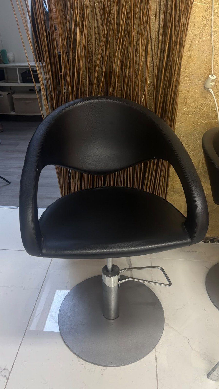 AGVGROUP kapperstoelen, Ophalen, Zo goed als nieuw, Leer, Minder dan 50 cm