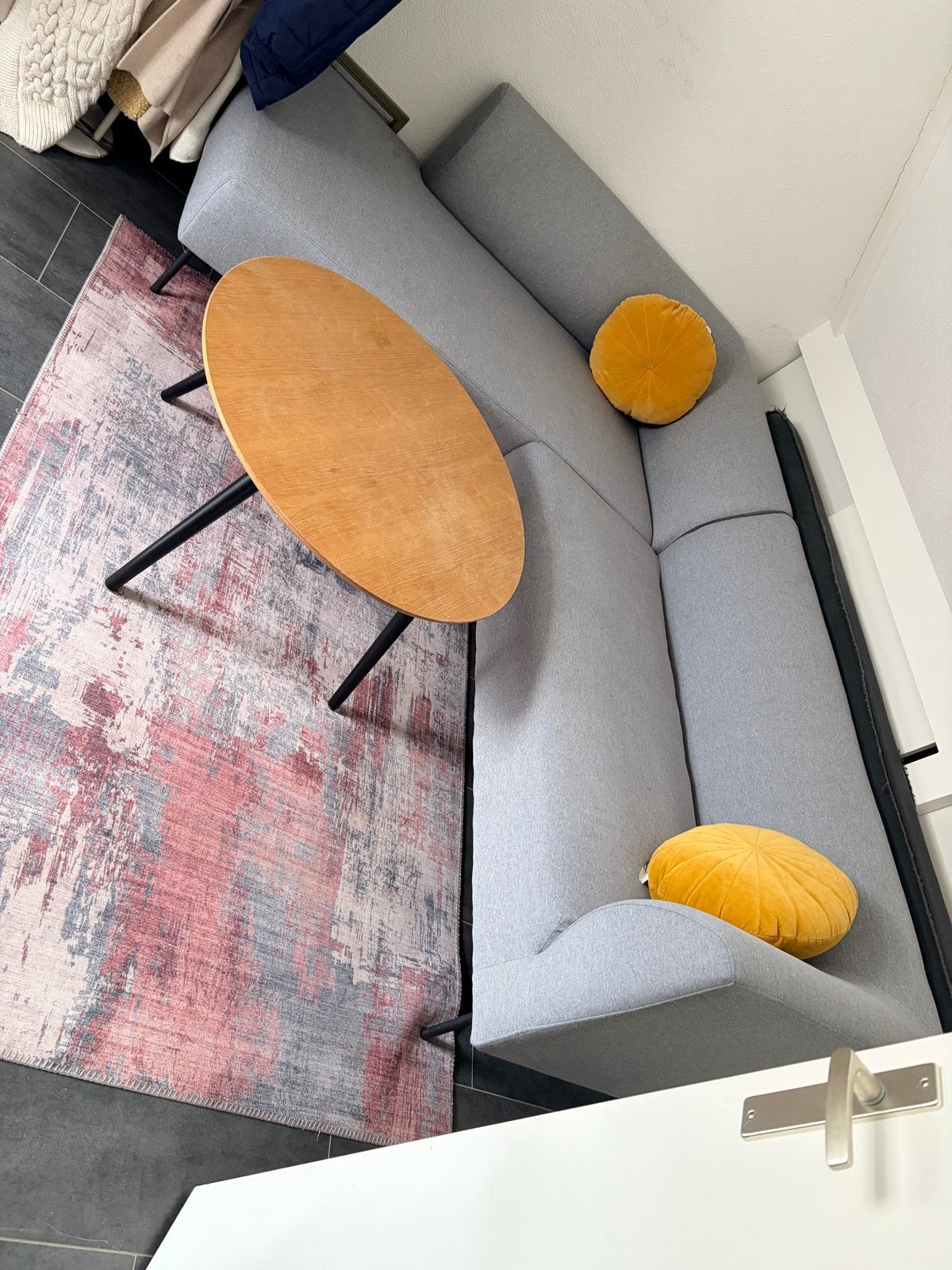 Alles voor deze prijs! ZGAN bank, tafel, kleed en kastje, Ophalen, Hoekbank, Driepersoons, 75 tot 100 cm