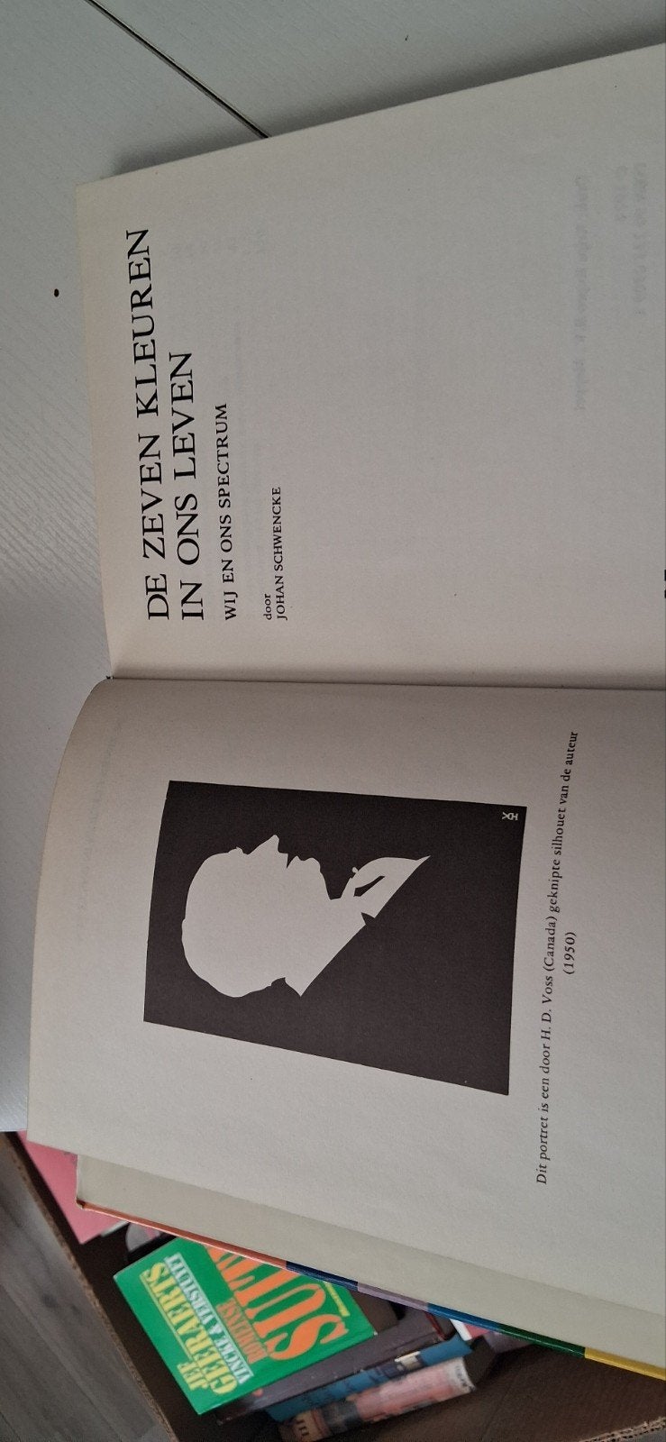 De Zeven Kleuren in Ons Leven - Johan Schwencke, Ophalen of Verzenden, Gelezen, Overige onderwerpen, Johan Schwencke