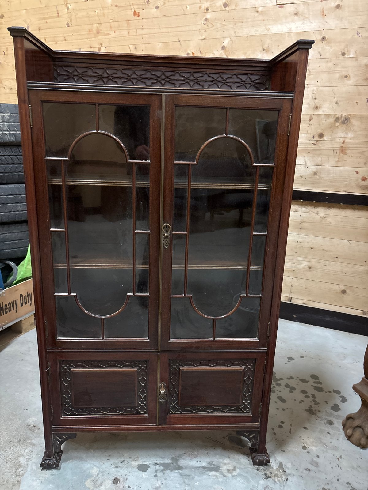 Antieke vitrinekast met glas en houtsnijwerk, Ophalen of Verzenden