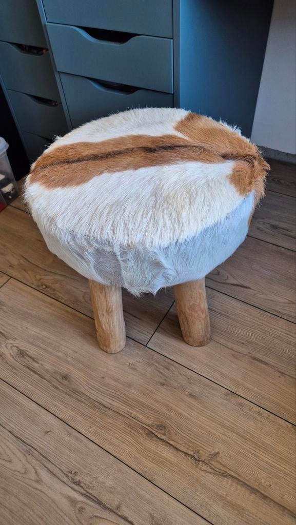 Decoratieve kruk met vacht en houten poten, Ophalen, Gebruikt, Hout