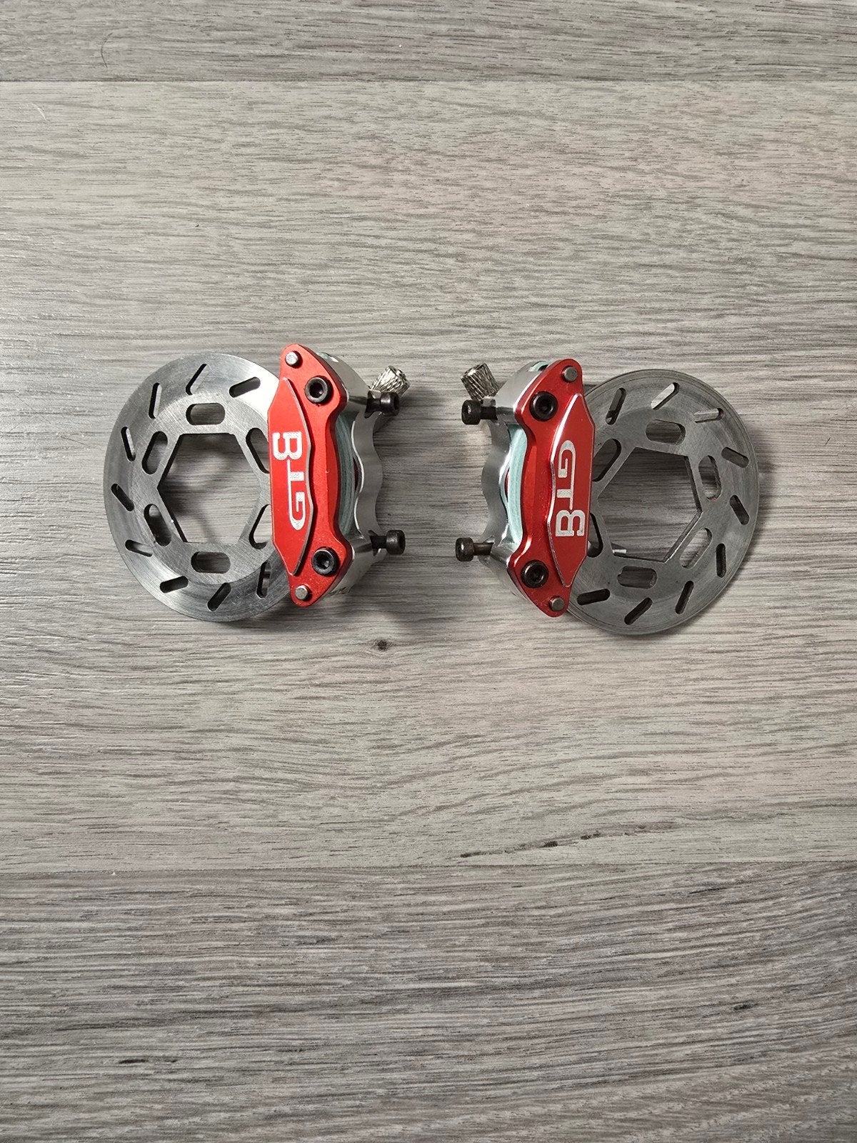 Nieuwe hydraulische remklauwen en remschijven Rovan Baja 5T, Hobby en Vrije tijd, Modelbouw | Radiografisch | Auto's, Benzine
