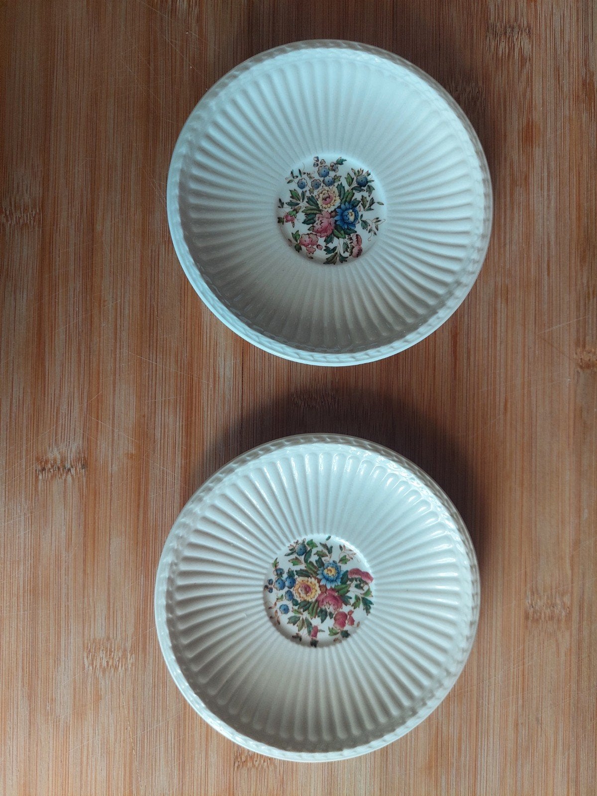 2 Wedgwood "Conway" bordjes, diameter ca 13cm, Ophalen of Verzenden