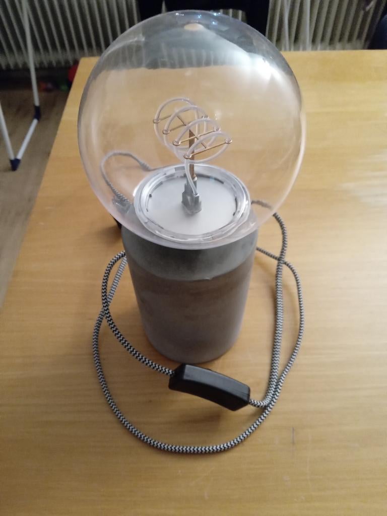 Tafellampje beton Charis met IKEA LED lamp, Huis en Inrichting, Lampen | Tafellampen, Ophalen, Zo goed als nieuw, Overige materialen