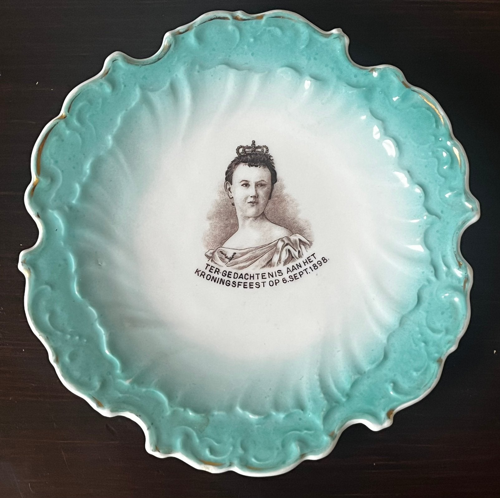 antiek bordje schaaltje kroning Wilhelmina sept. 1898, Ophalen of Verzenden, Zo goed als nieuw, Nederland, Servies