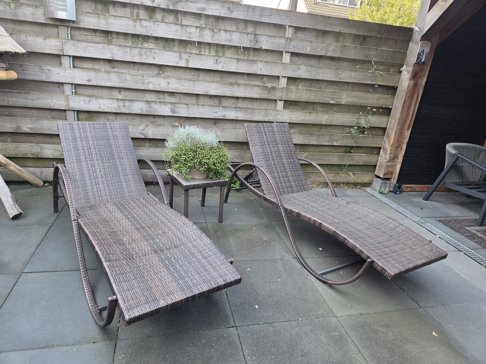 Twee comfortabele ligbedden van wicker, Tuin en Terras, Ophalen, Gebruikt, Wicker, Verstelbaar