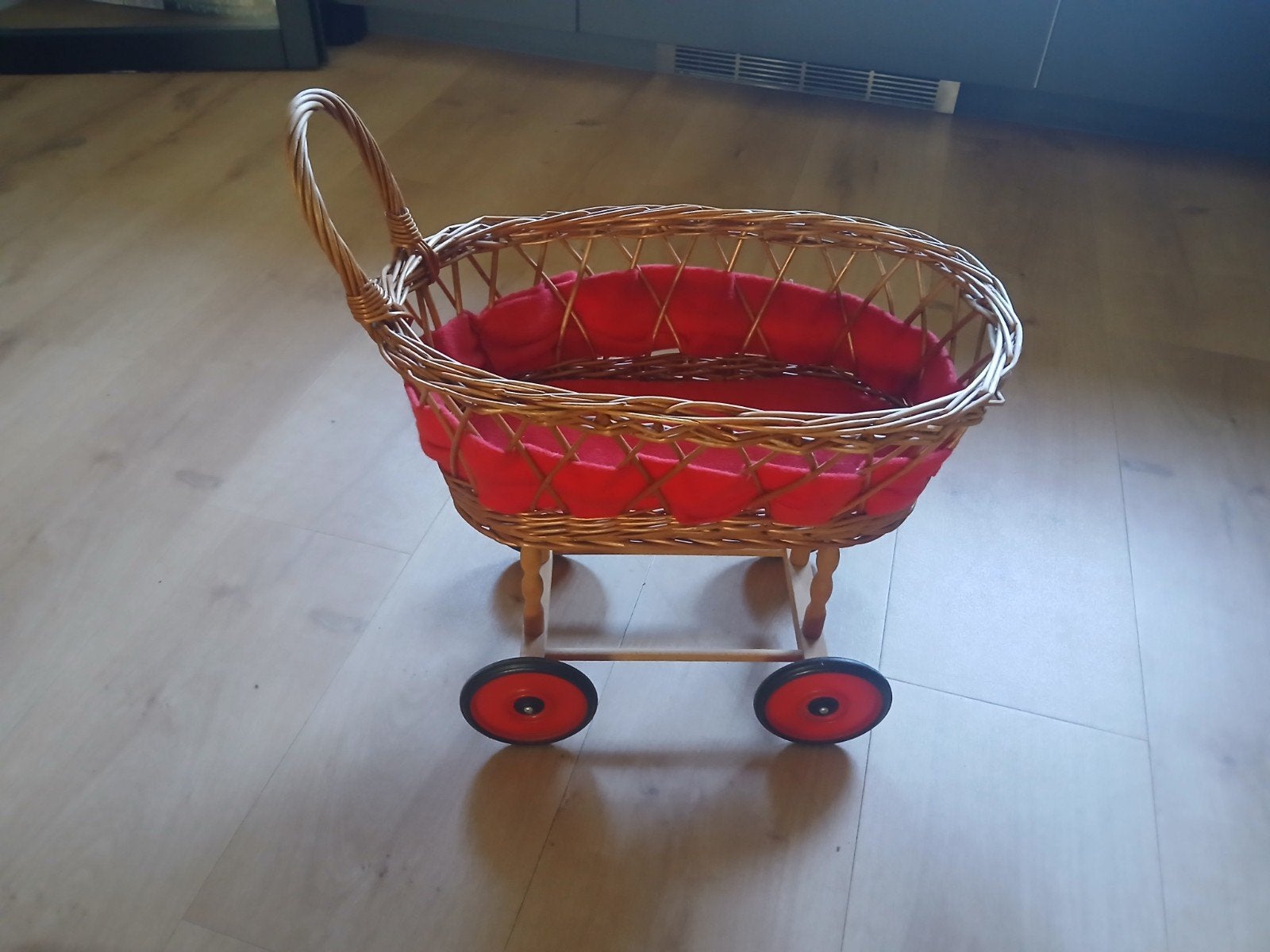 Vintage rieten poppenwagen met rood interieur, Ophalen, Gebruikt, Overige typen