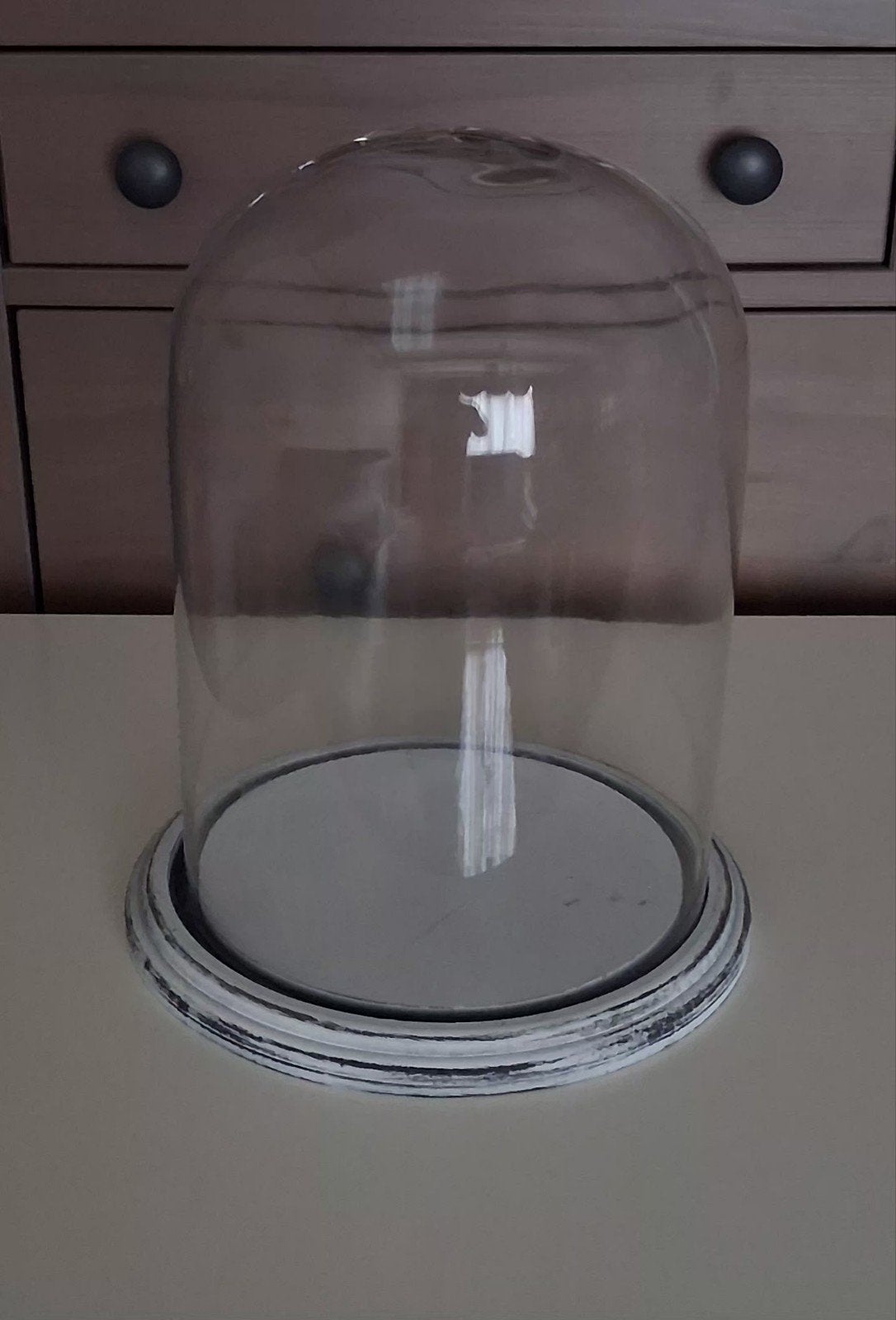 Glazen stolp met houten voet, Ophalen
