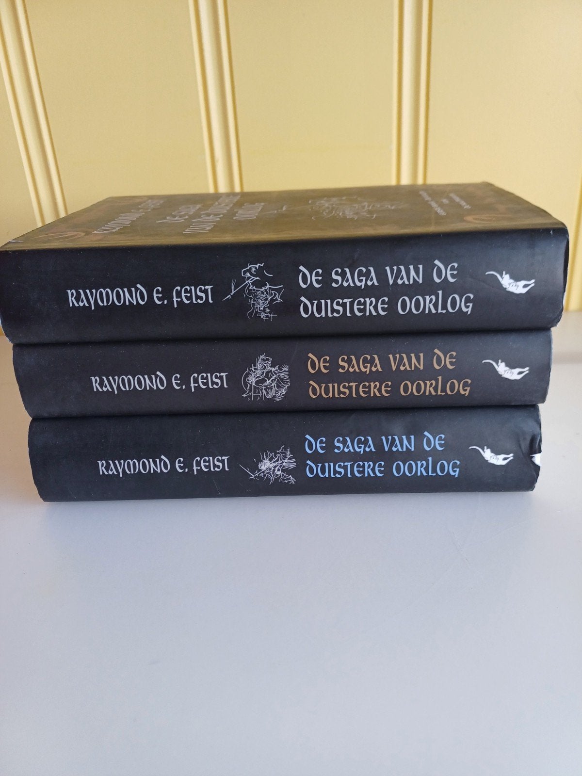 De saga van de duistere oorlog, Ophalen of Verzenden, Gelezen, Raymond E. Feist