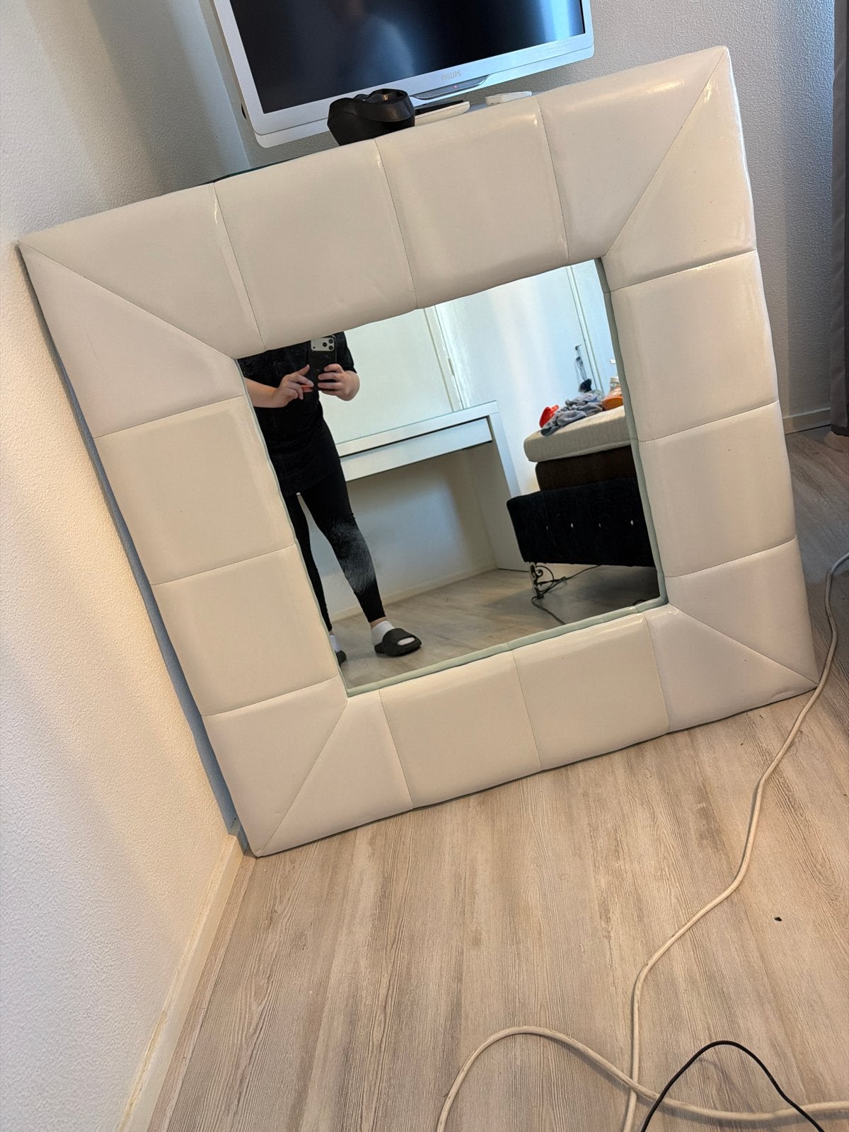 Grote witte spiegel met gestoffeerde lijst, Huis en Inrichting, Ophalen, Gebruikt, 100 tot 150 cm, Vierkant