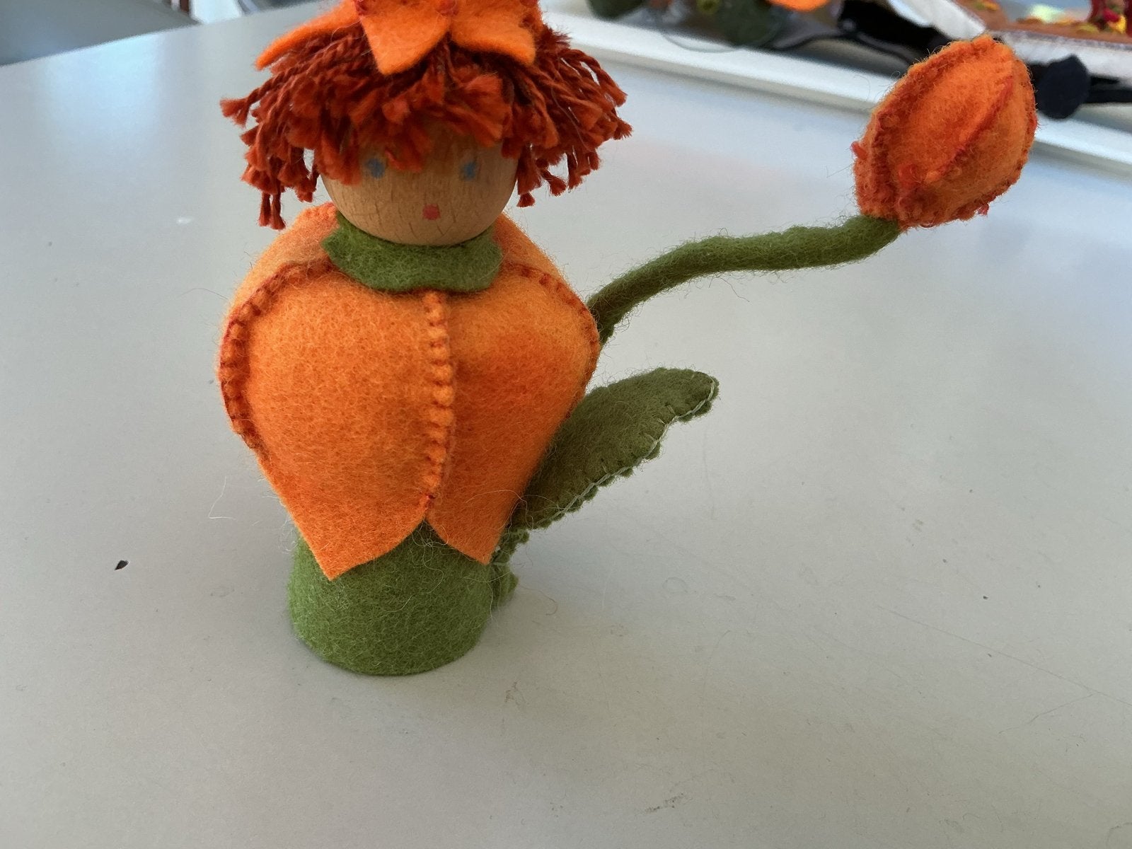 Handgemaakte vilten bloem op houten klosje, 13 cm hoog, Ophalen of Verzenden, Nieuw, Versiering, Wolvilt