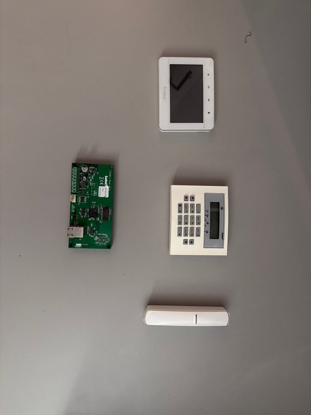 Satel Integra 64 alarmsysteem met touchscreen en accessoires, Doe-het-zelf en Verbouw, Alarmsystemen, Gebruikt, Verzenden, Compleet systeem